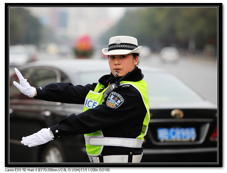 地震灾区绵阳市街头执勤女交警