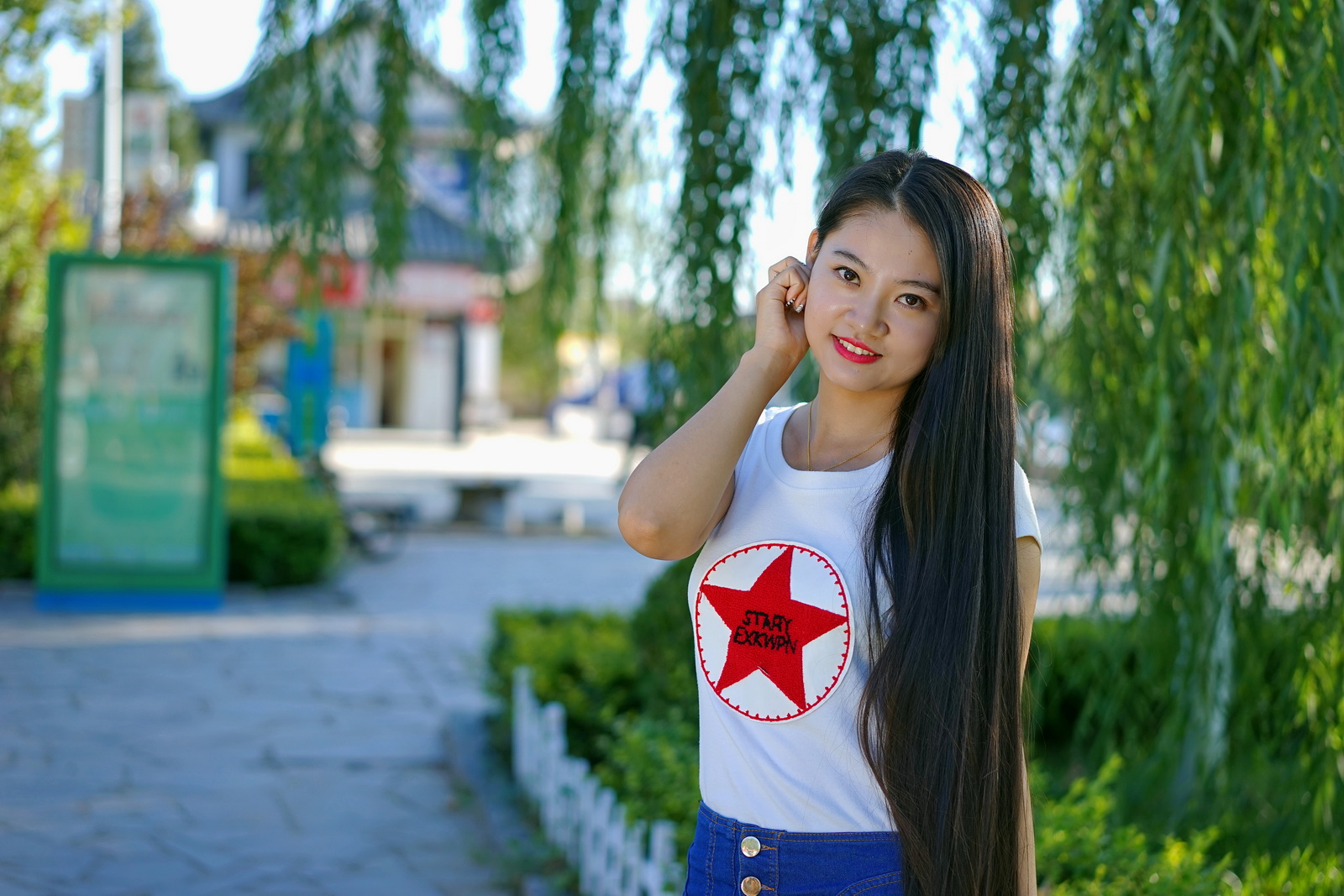 长发及腰的女孩